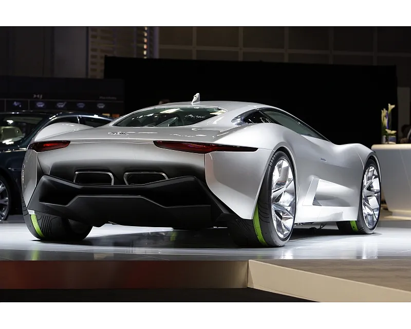 Jaguar szybszy niż bugatti veyron pędzi z nagrodą 