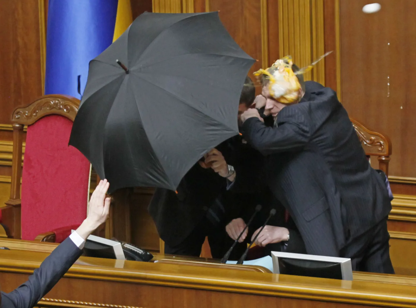 Zamieszki w ukraińskim parlamencie podczas ratyfikacji umowy z Rosją o stacjonowaniu Floty Czarnomorskiej na Krymie w 2010 r.