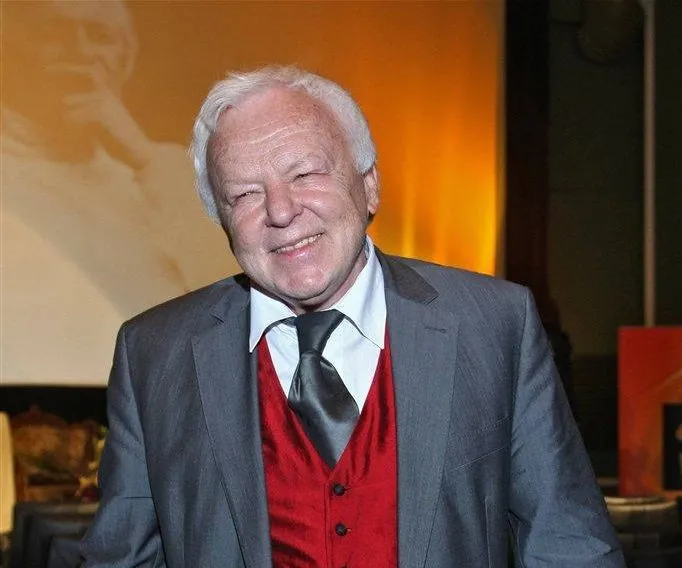 Marian Opania