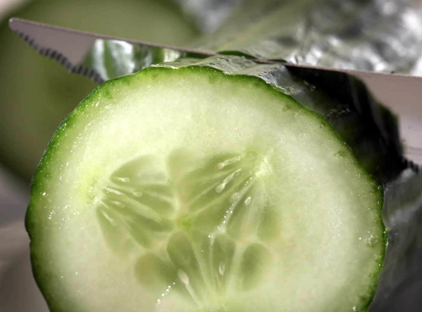 Polacy boją się ogórków. Restauracje wycofują mizerię