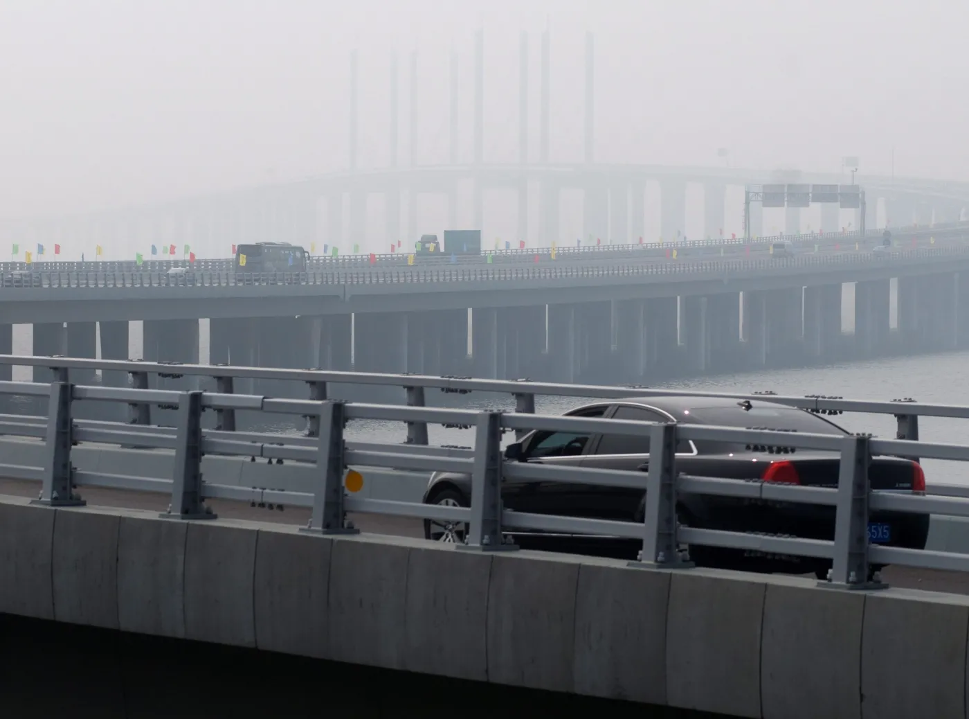 2225956-epa02802546.jpg