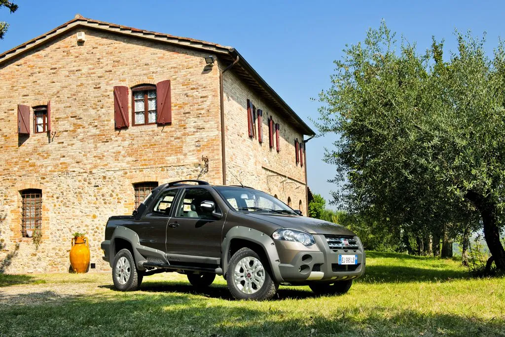 3061473-fiat-strada.jpg