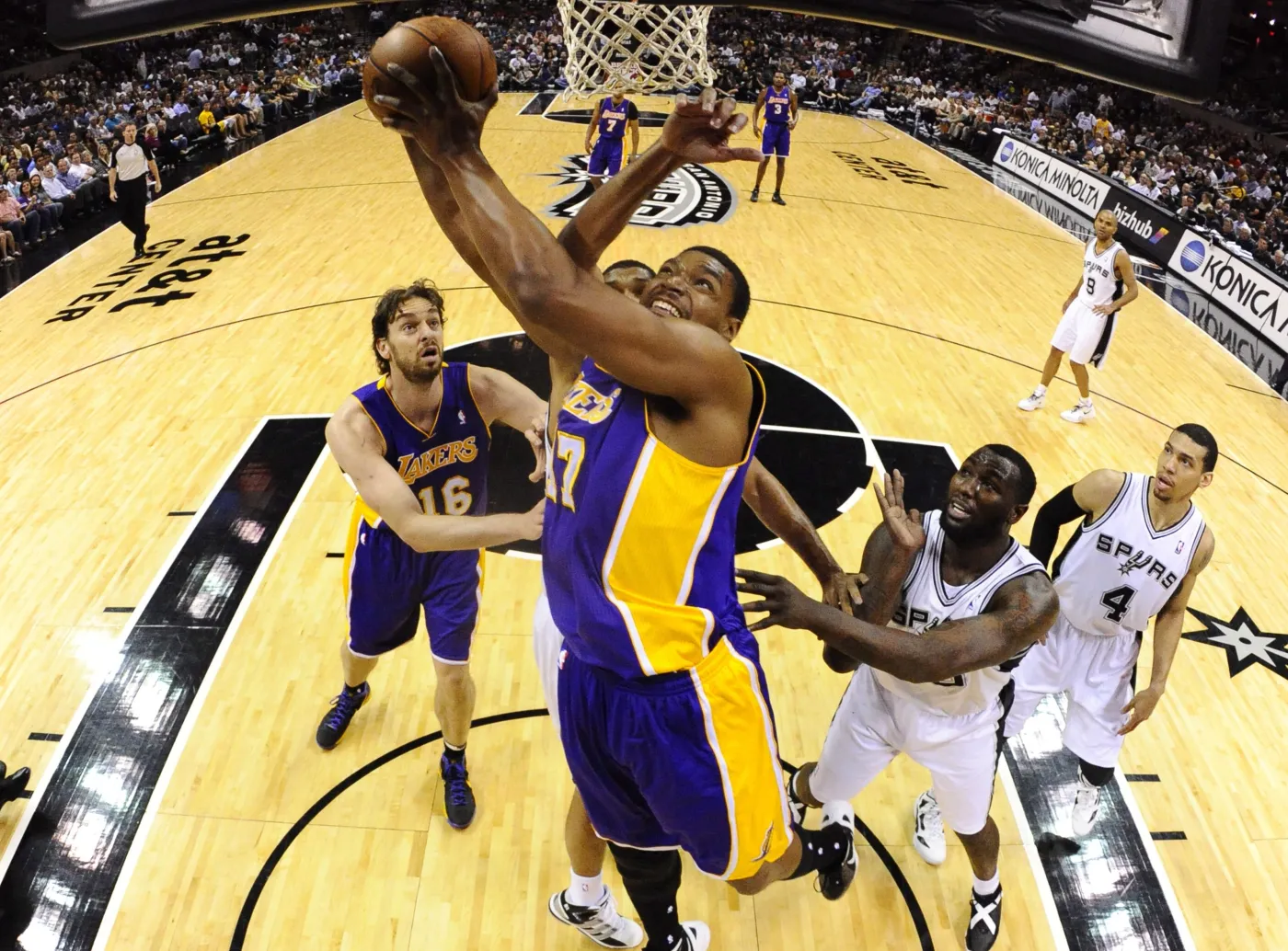 Lakers poradzili sobie bez Kobe'ego Bryanta. Pokonali Spurs