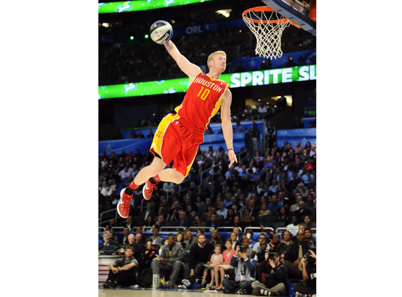 Tak się wkłada piłkę do kosza. Zobacz popisy graczy NBA