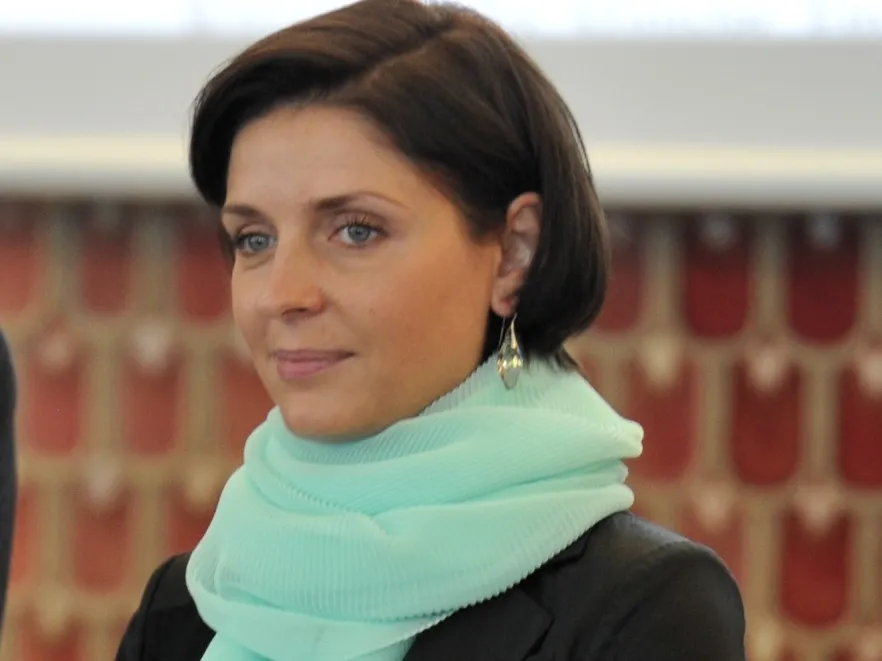 Ministra Mucha z tanią miętą na szyi