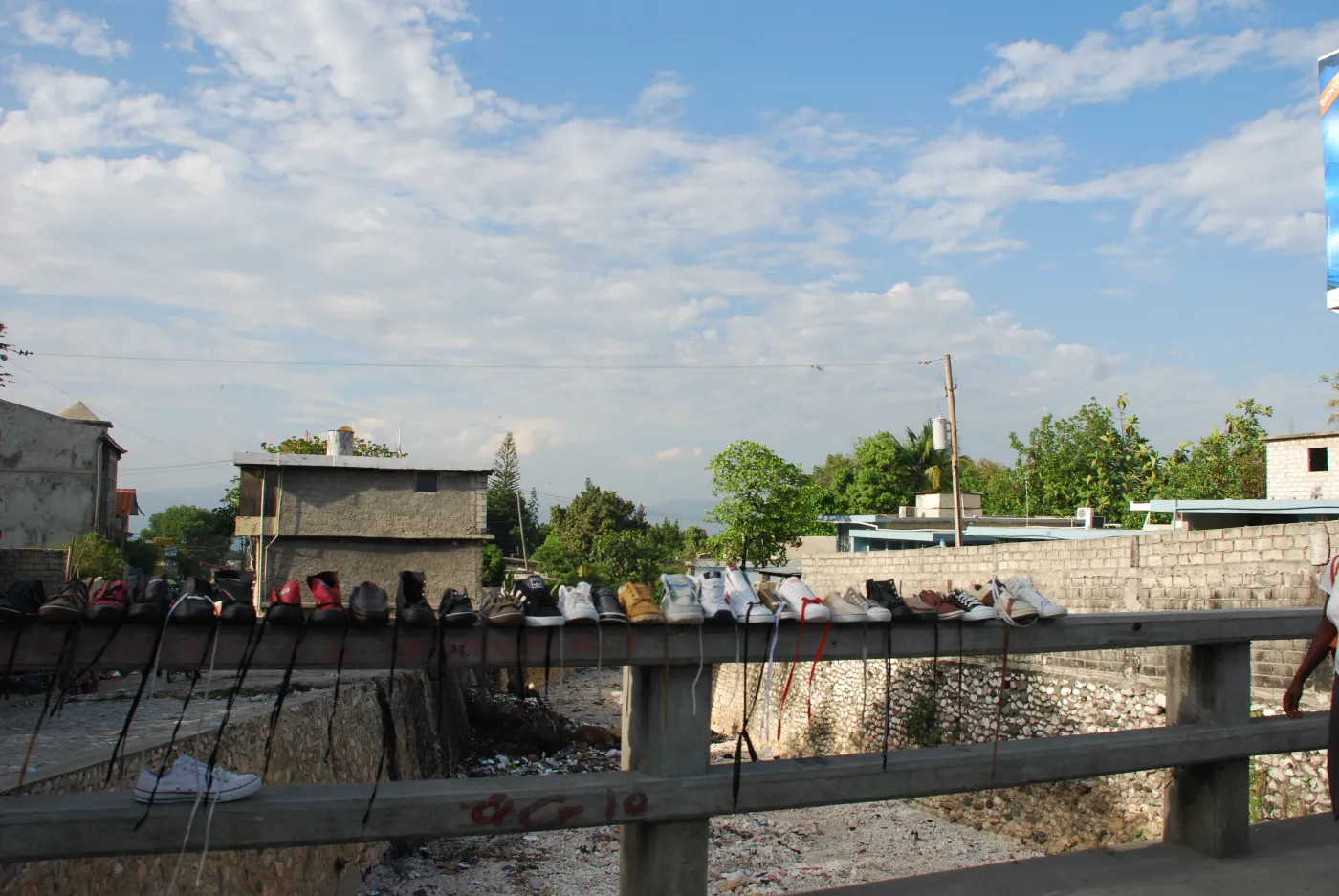 3801600-sklep-z-butami.jpg