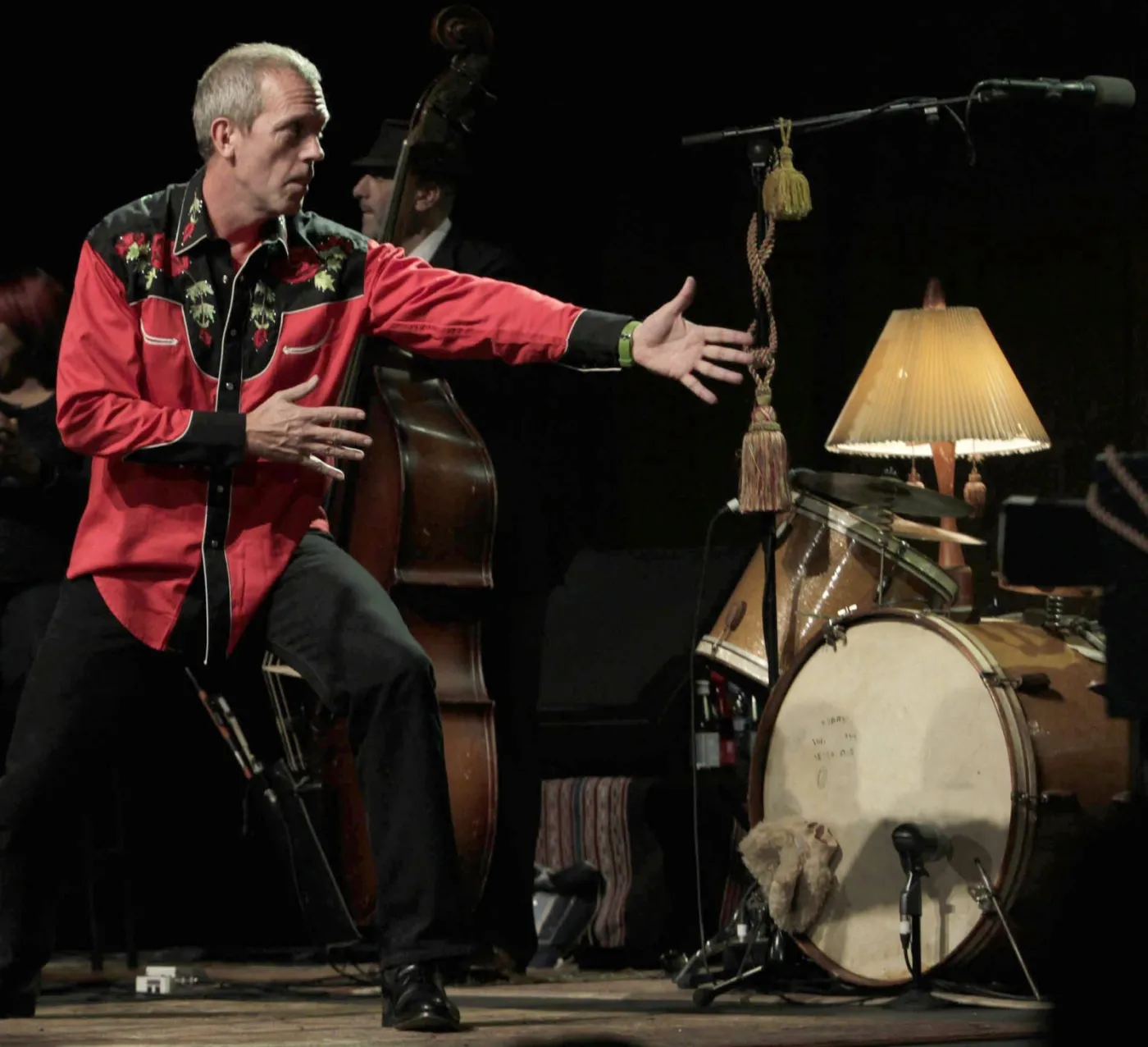 Hugh Laurie podczas koncertu w Barcelonie 