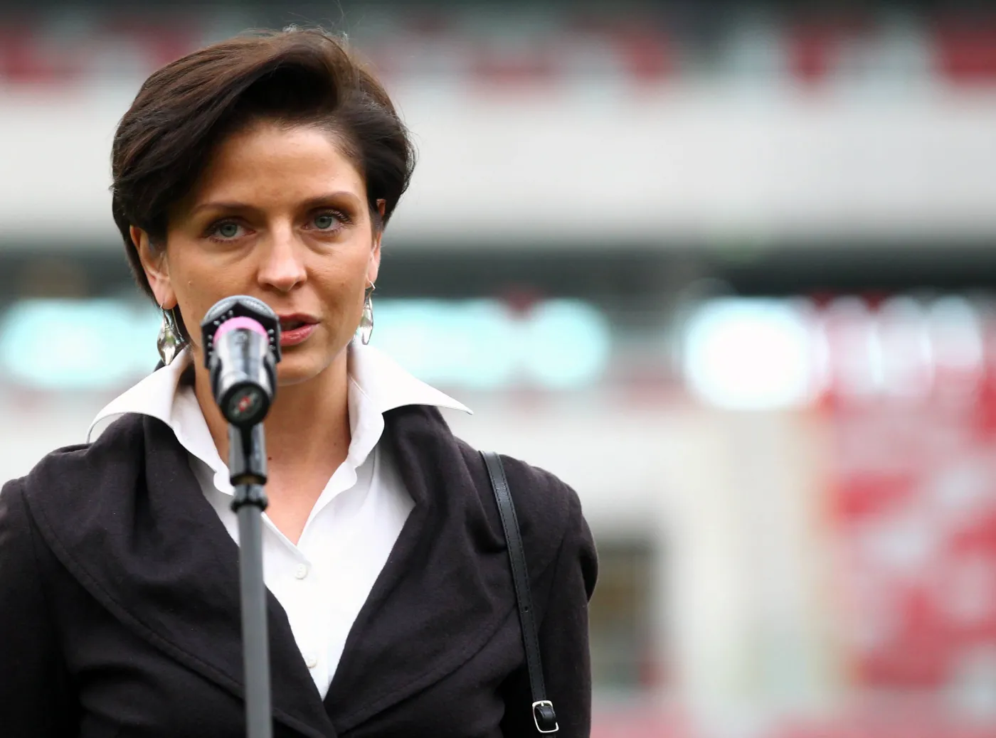 Minister Mucha wzięła na celownik COS. Zaniepokoiły ją nagrody i zarobki