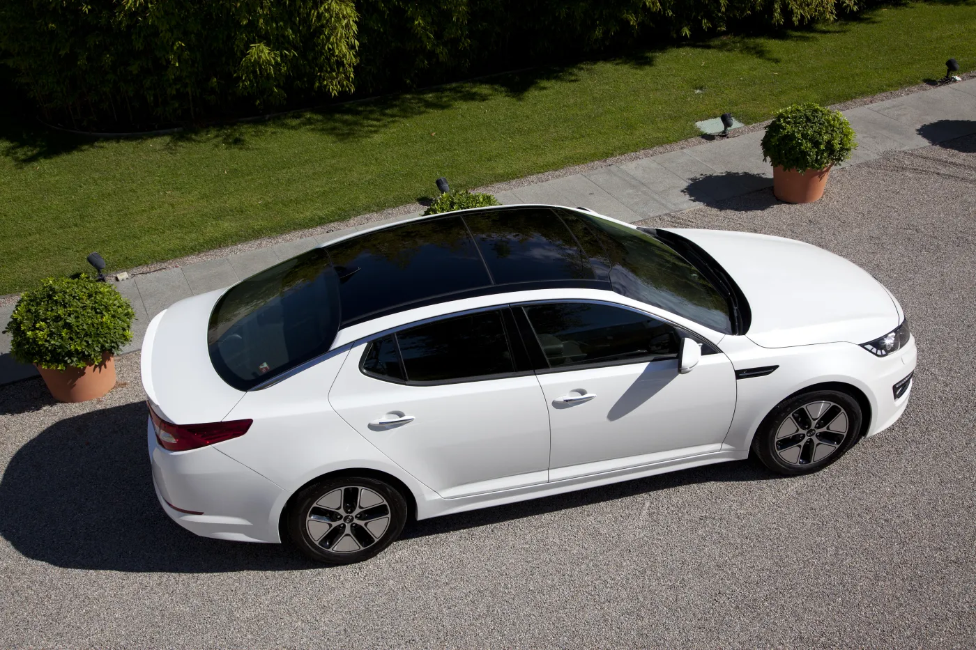 Rozbraja napędem i gwarancją. Kia optima hybrid w Polsce