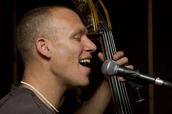 4165755-avishai-cohen.jpg