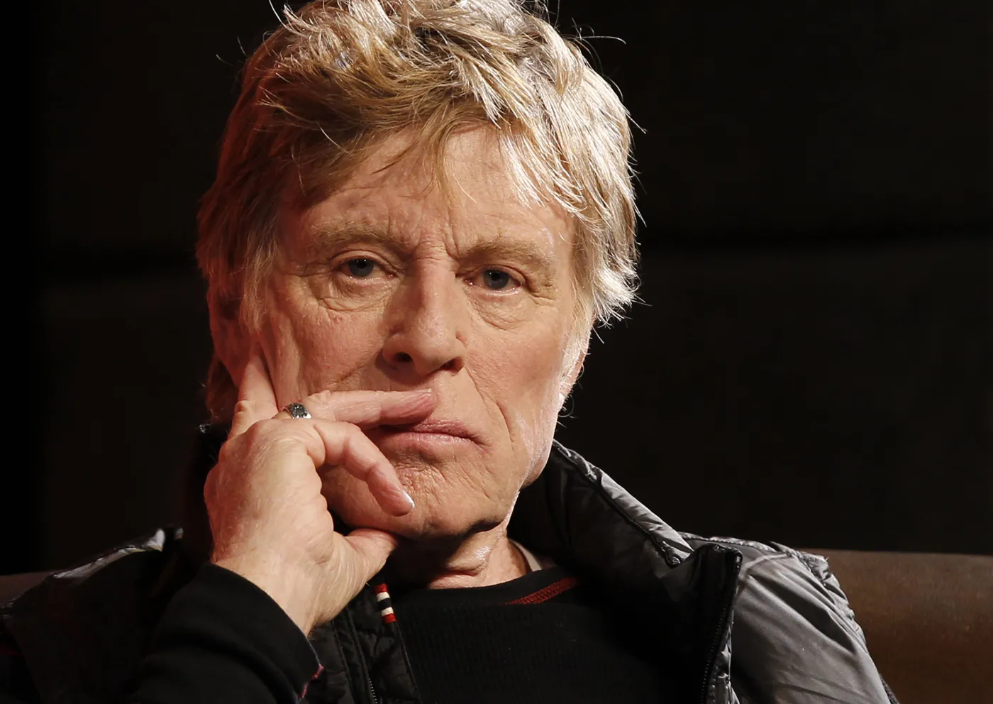 Robert Redford sam na środku morza