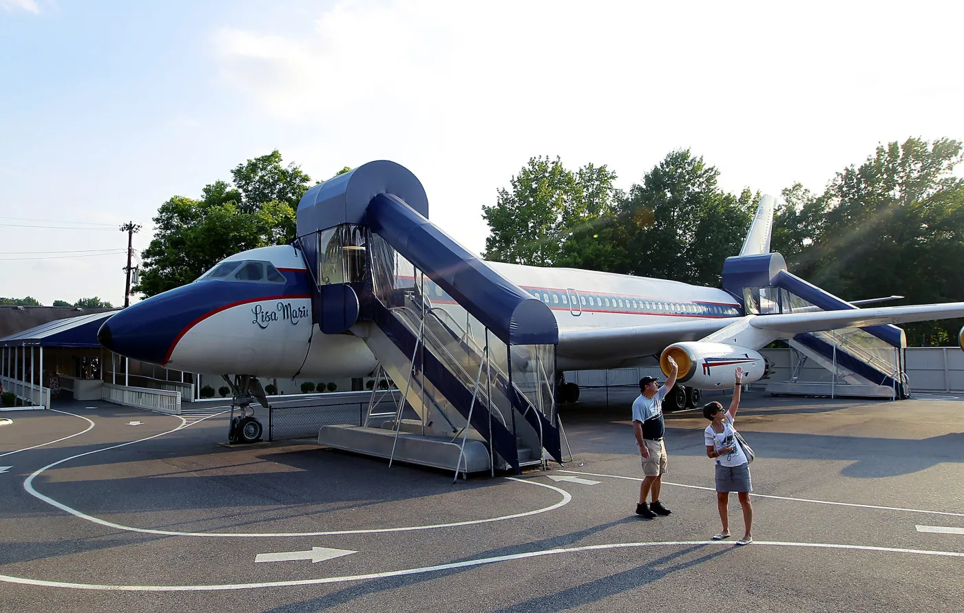 3910857-graceland-25.jpg
