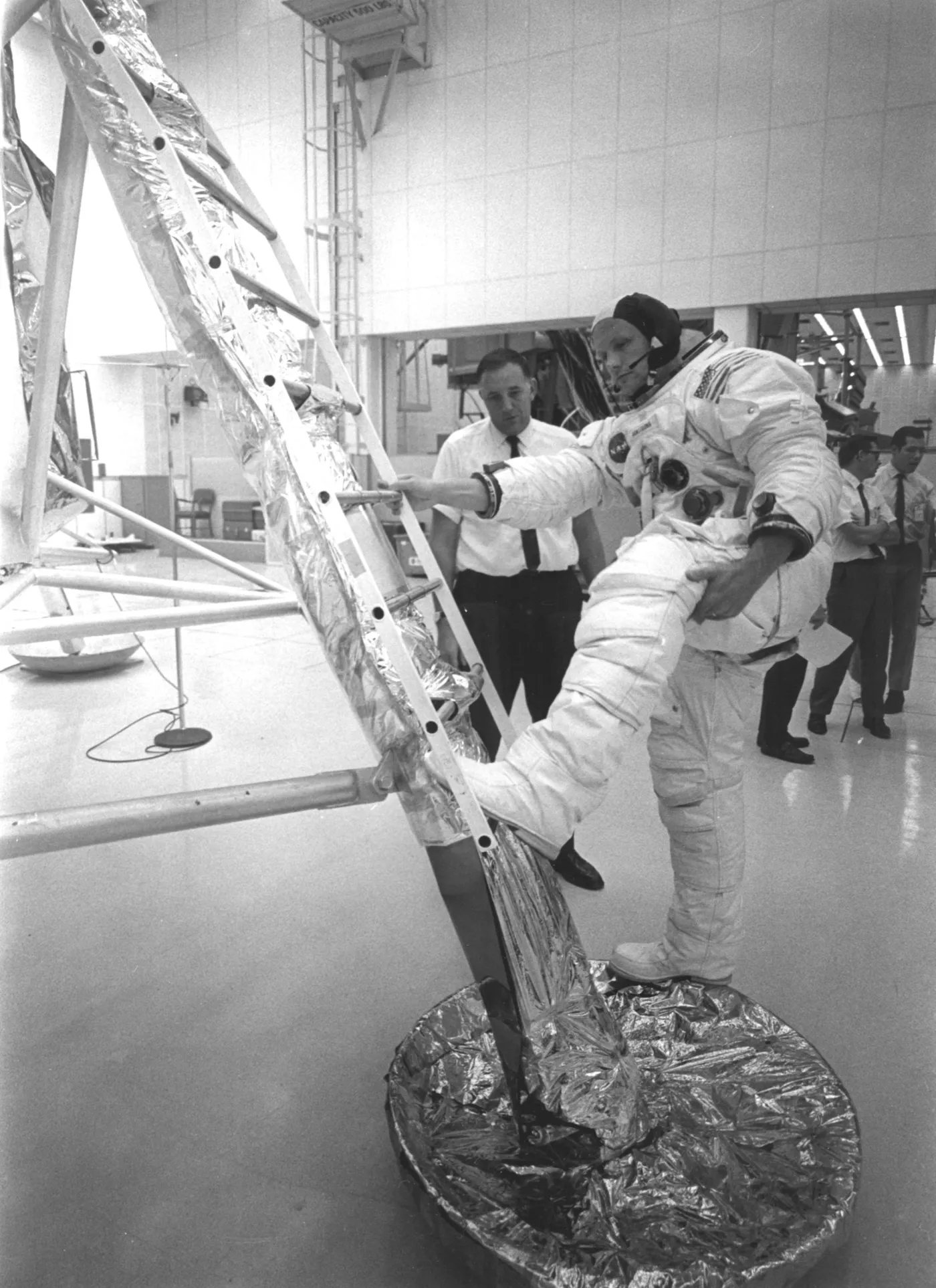 3941100-neil-armstrong.jpg