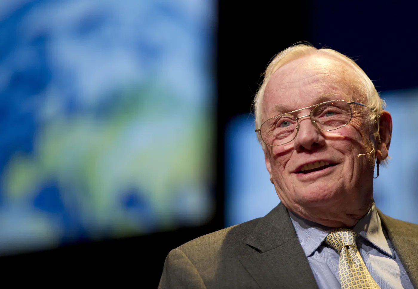 3941158-neil-armstrong.jpg