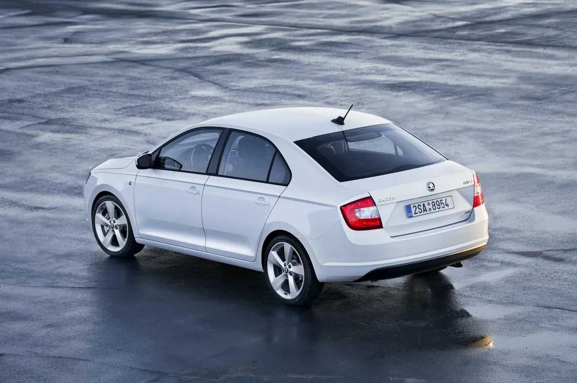 3668401-skoda-rapid.jpg