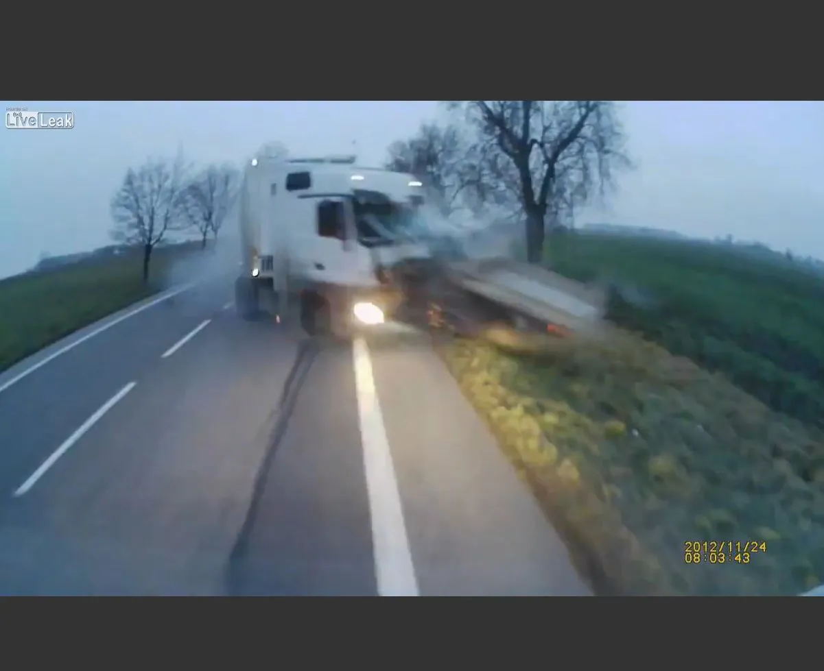Dramatyczny wypadek pod Zambrowem. Zdjęcia policji