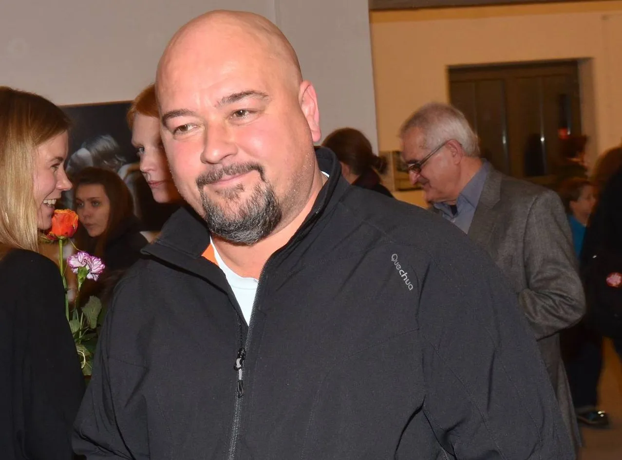 Uśmiechnięty mąż Katarzyny Figury powrócił na warszawskie salony