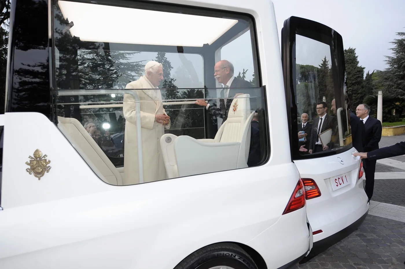 Benedykt XVI na fotelu nowego papamobile! Zobacz nowego mercedesa papieża