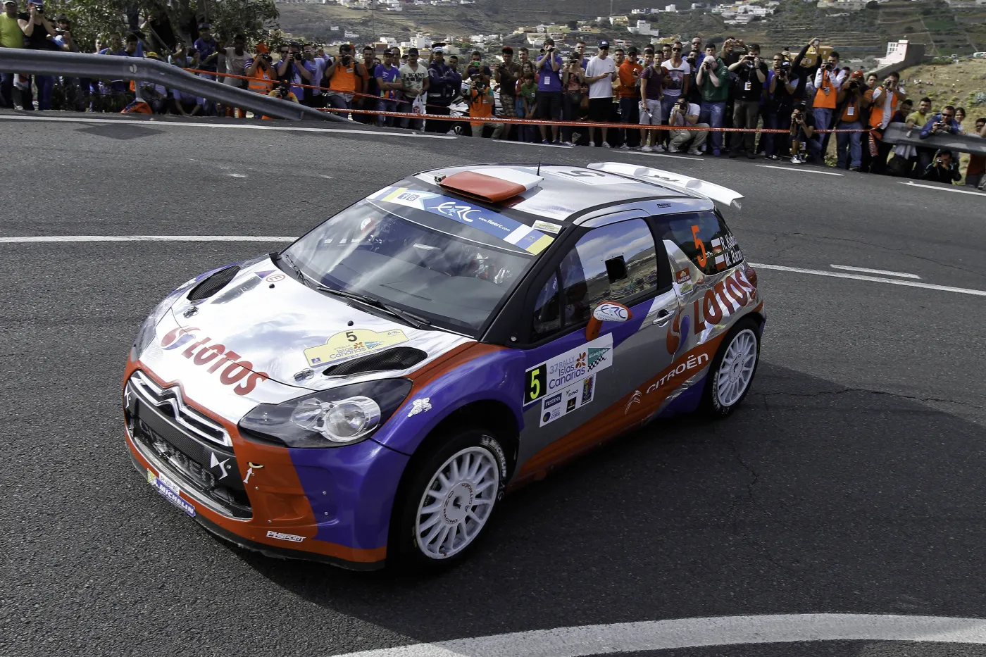 Robert Kubica złapał gumę. Miał też problemy z chłodnicą 