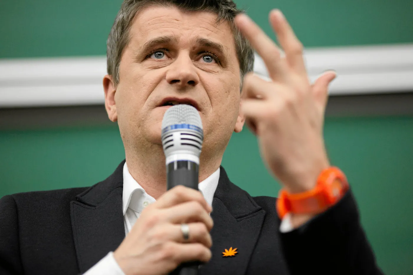 "Ledwie Tusk zaszczekał, Miller wystawił łapkę do obgryzienia"