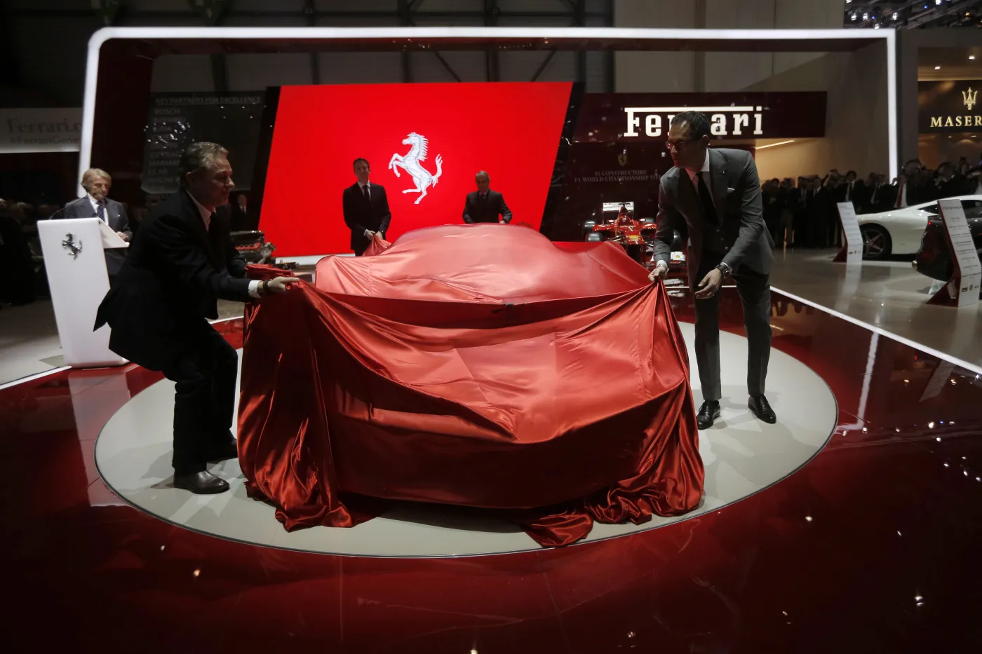 Kosztuje 5,5 mln zł! Takiego ferrari świat nie widział! Pierwsze zdjęcia LaFerrari