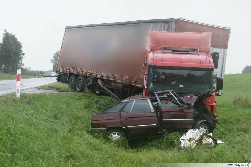 Tir zabił rodzinę w wypadku na drodze pod Augustowem! ZDJĘCIA policji