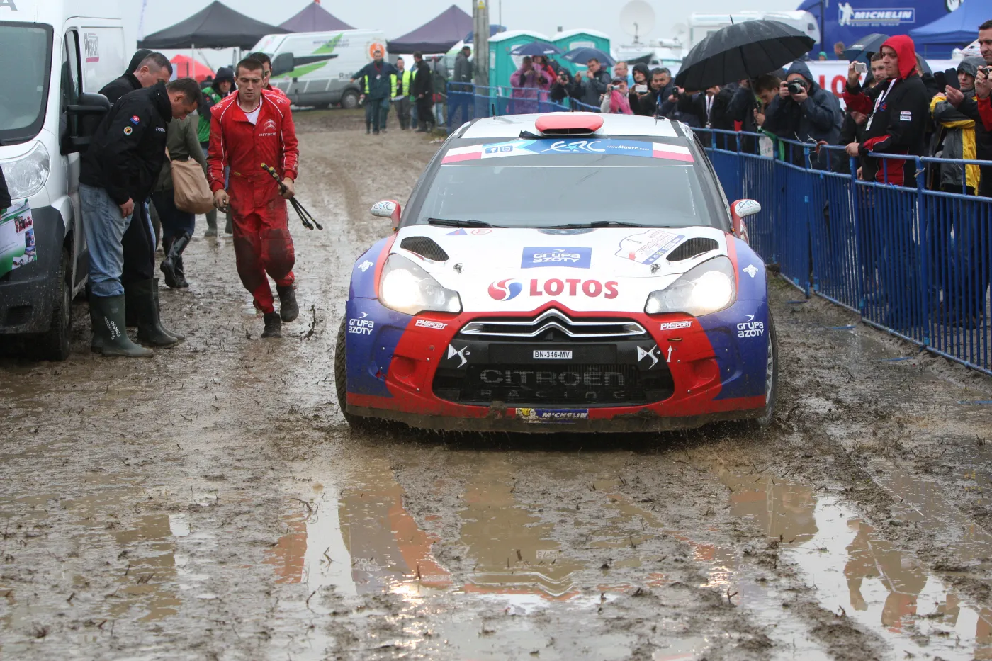 Kubica urwał koło, ale do mety dojechał