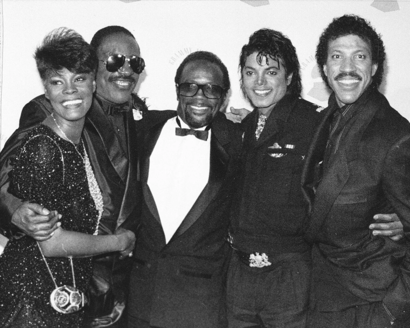 5189352-dionne-warwick.jpg