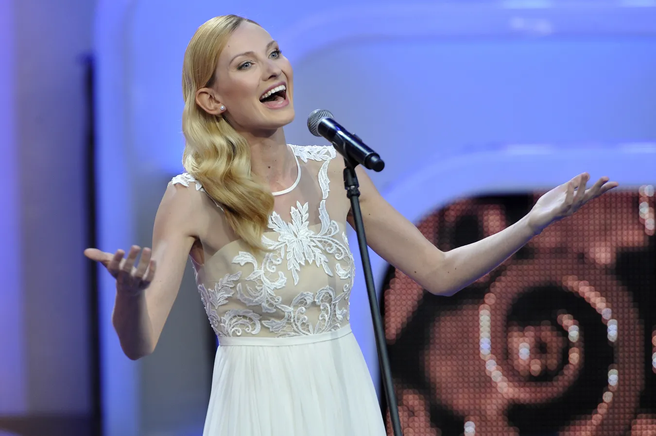 5741900-joanna-moro.jpg