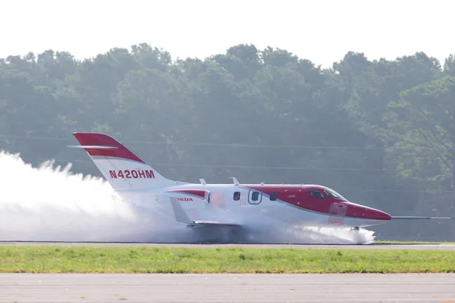 5555199-22516-hondajet.jpg