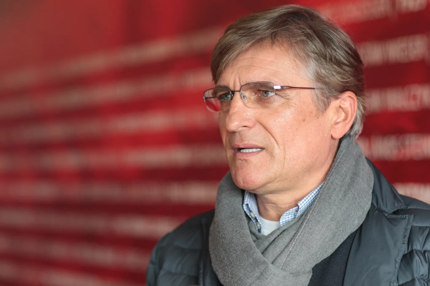 Adam Nawałka odwiedza solarium i pije sok z marchwi na dobrą cerę