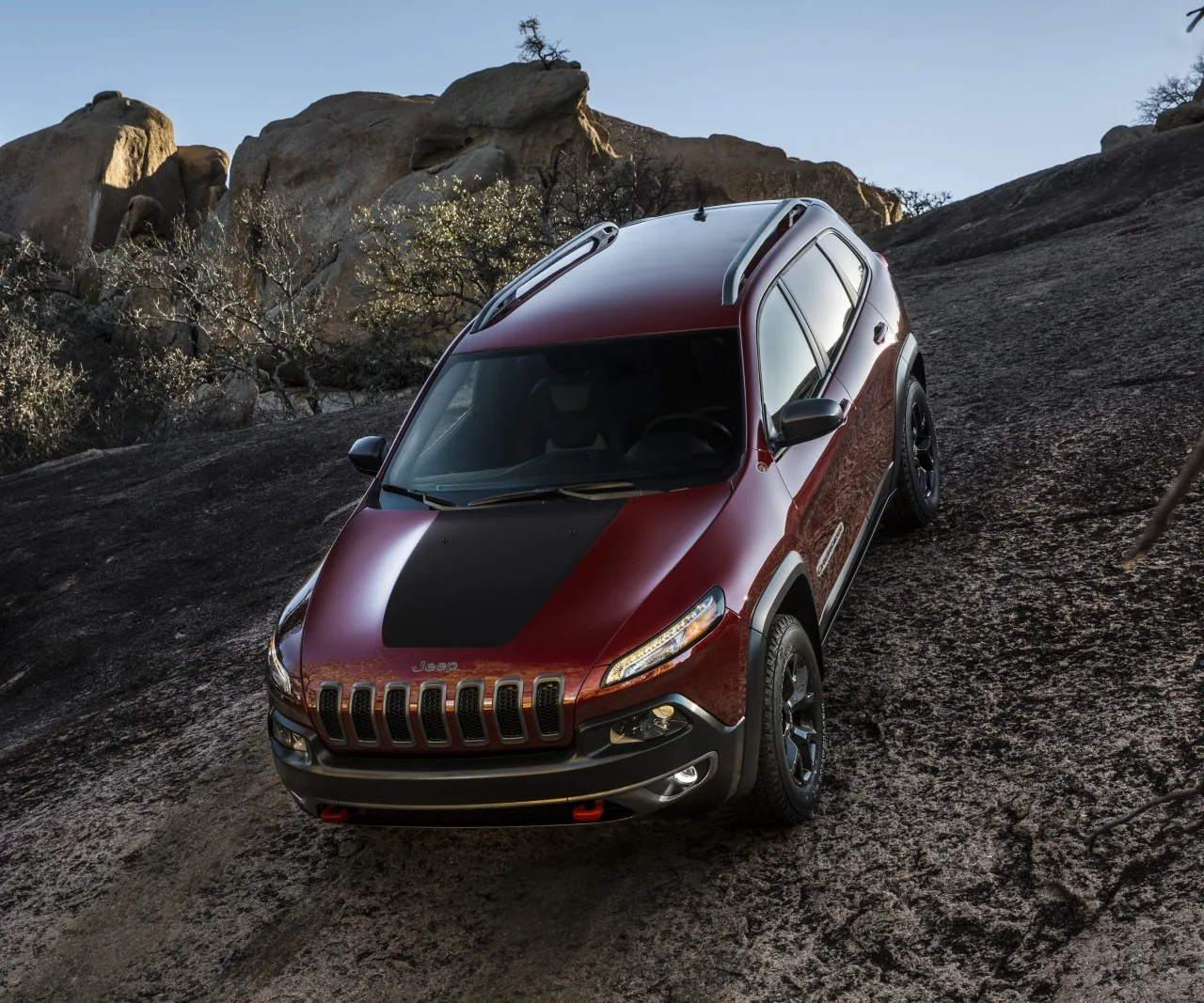 Nowy jeep cherokee bez tajemnic, ale w błocie! Zobacz zdjęcia