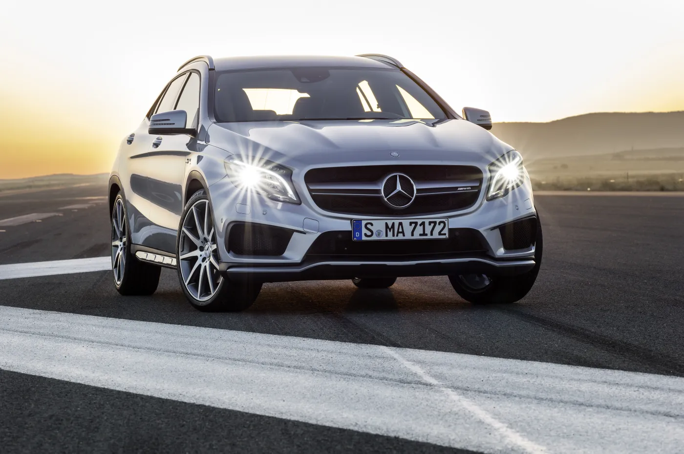 Mercedesy przebojem wśród kierowców. Fabryki nie nadążają z produkcją