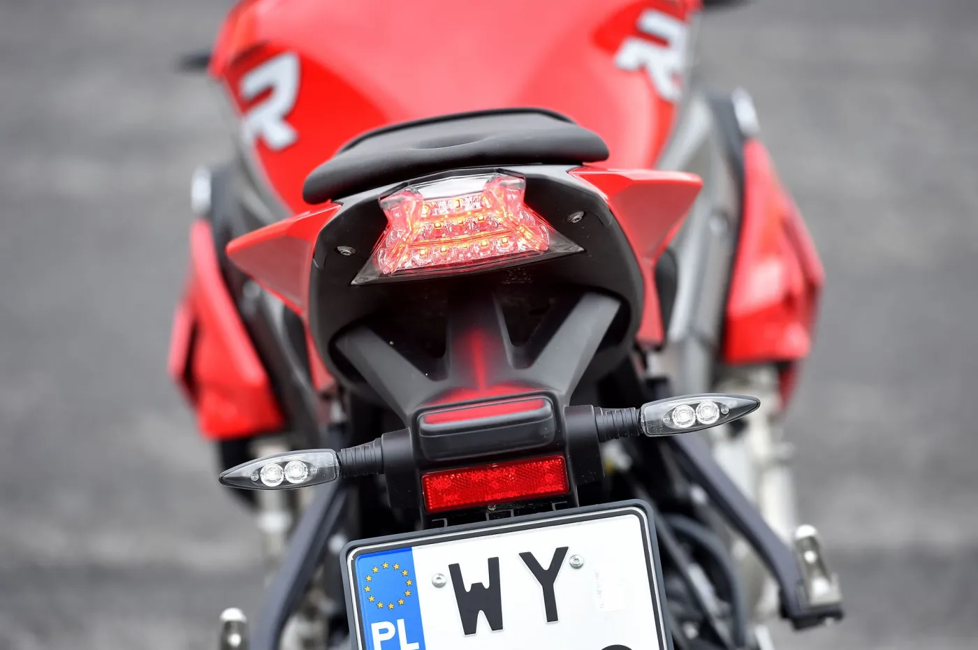6243416-bmw-r-1000-s.jpg