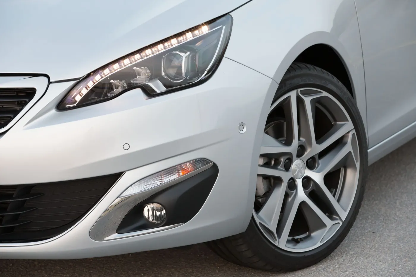 6261897-peugeot-308-sw.jpg