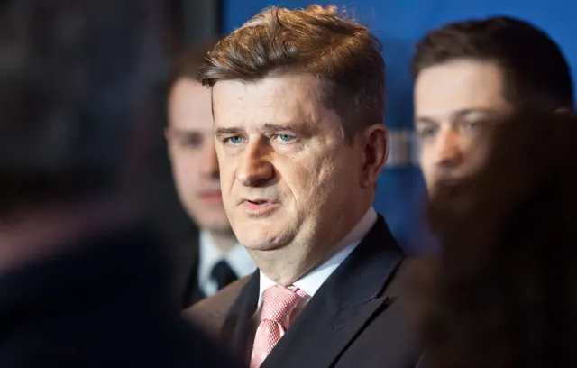 Palikot donosi na biskupów. Będzie pozywał PiS
