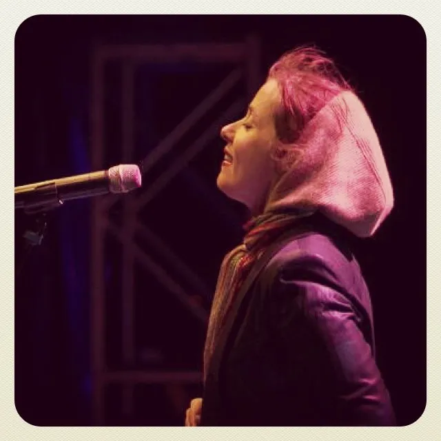 6585534-suzanne-vega.jpg