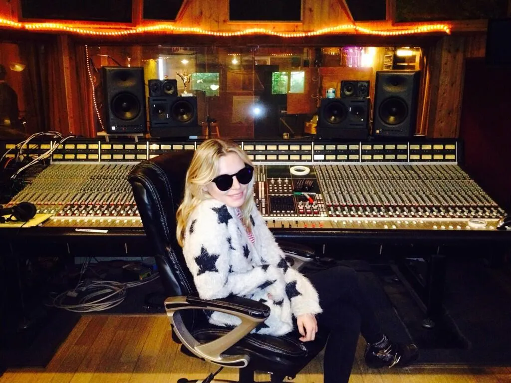 6727877-grace-mckagan.jpg