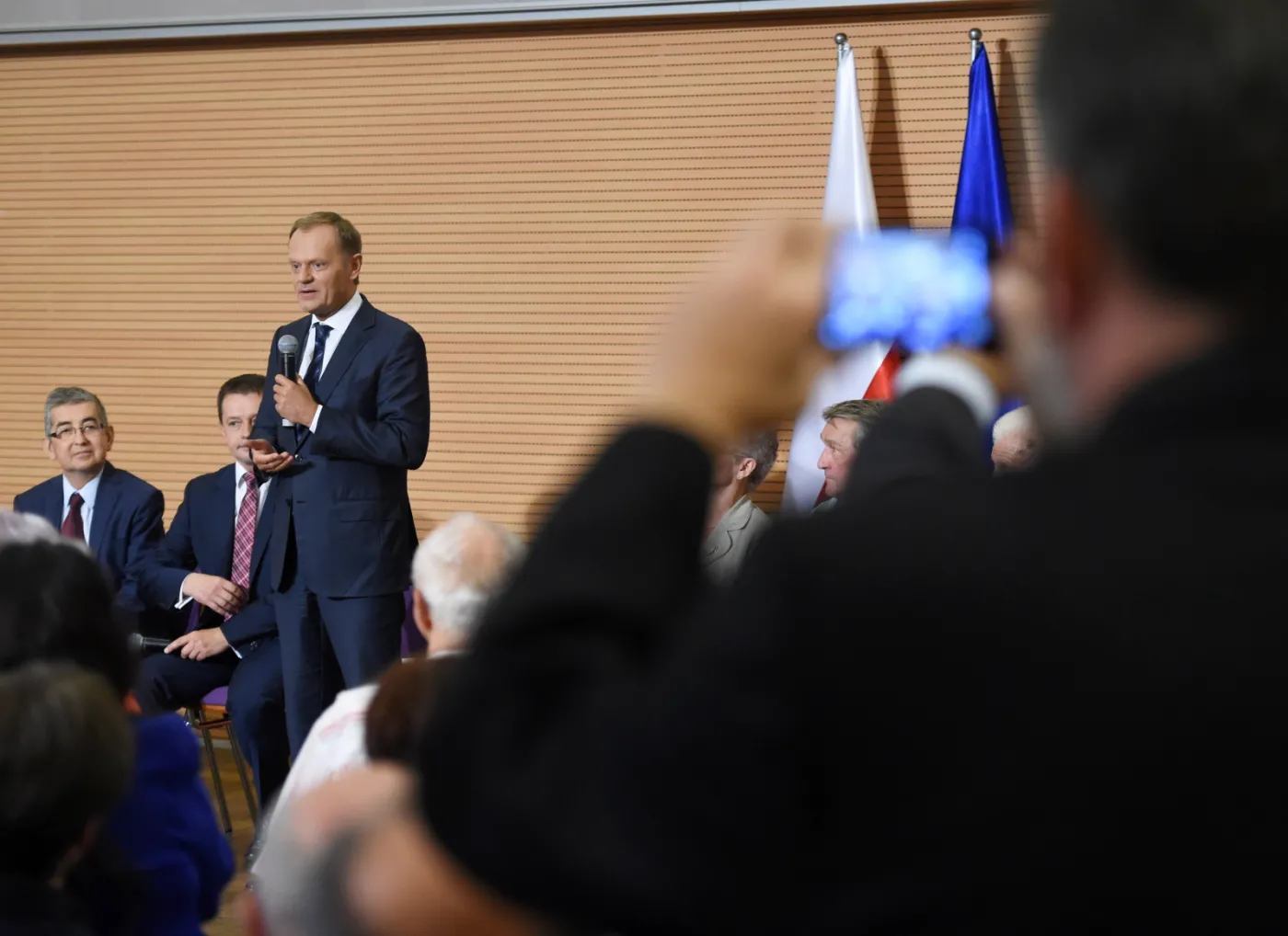 Tuska nie poparli bezinteresownie. Jakie długi ma do spłacenia polski premier?