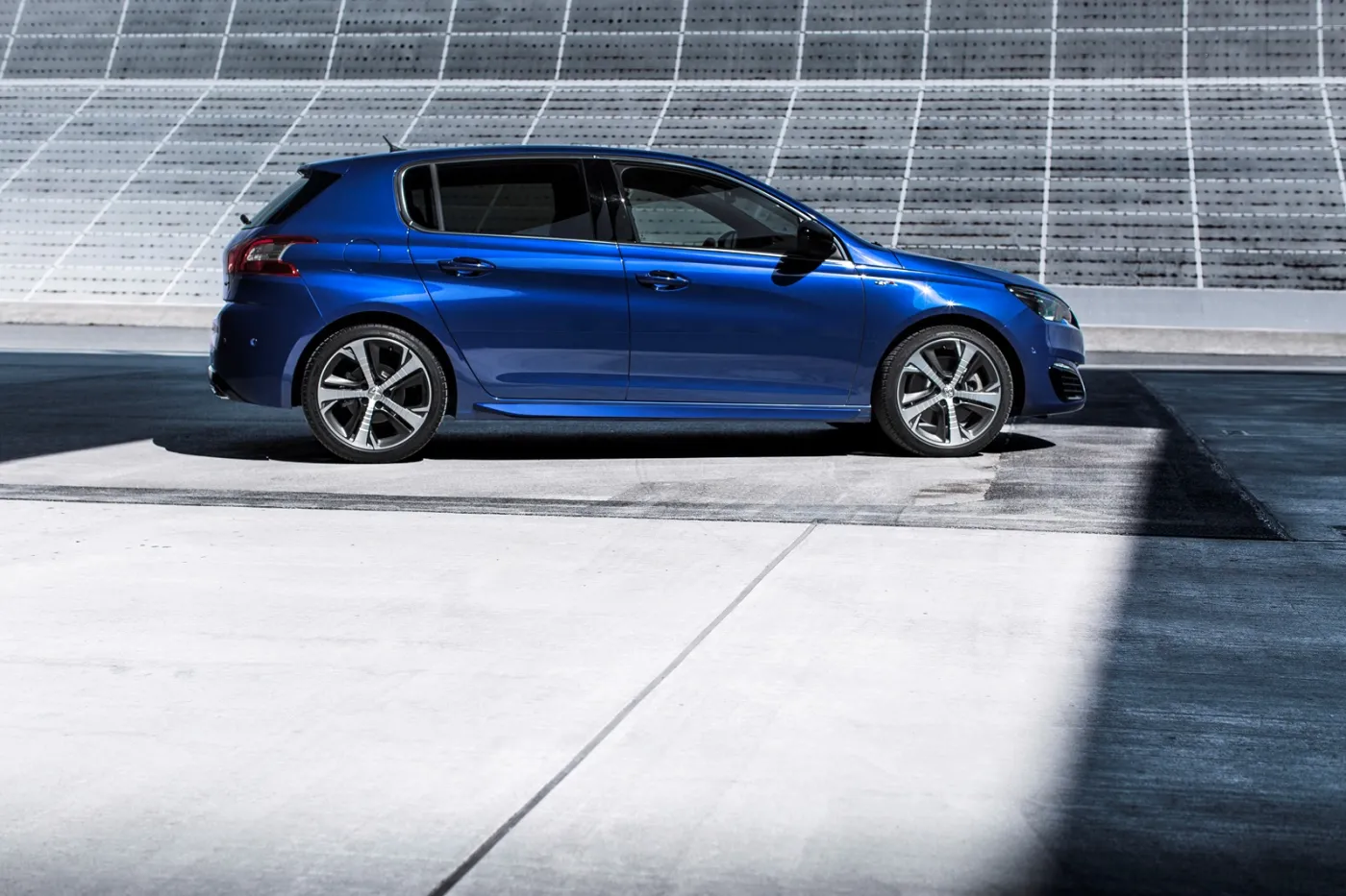 6774098-peugeot-308-gt.jpg