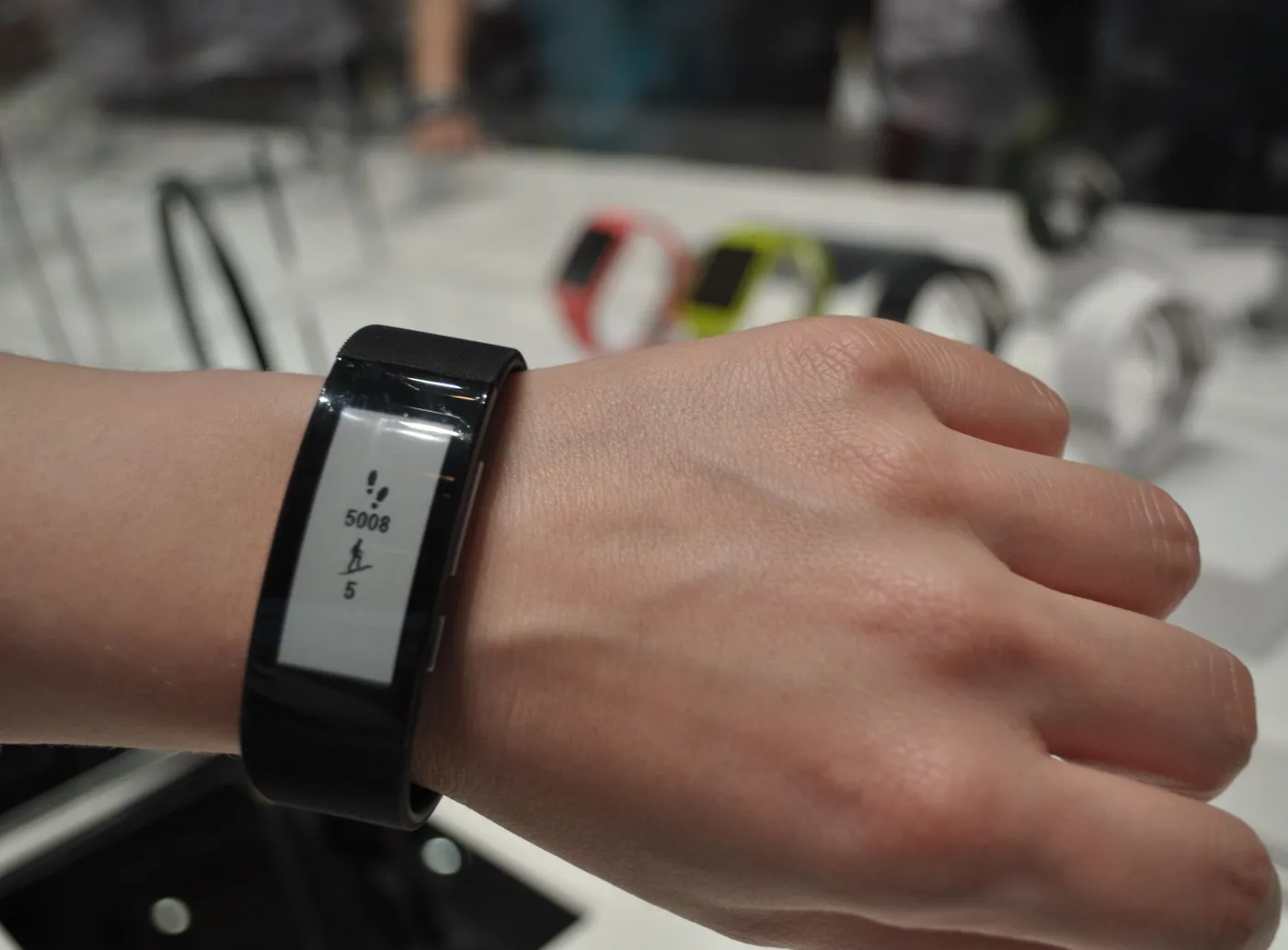 6775426-sony-smartband.jpg