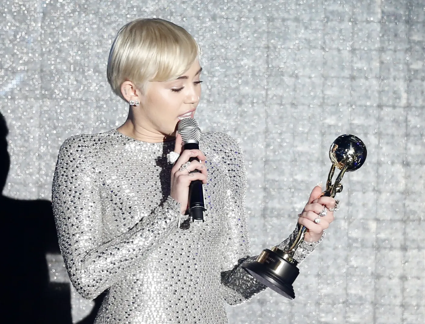 6352393-miley-cyrus.jpg