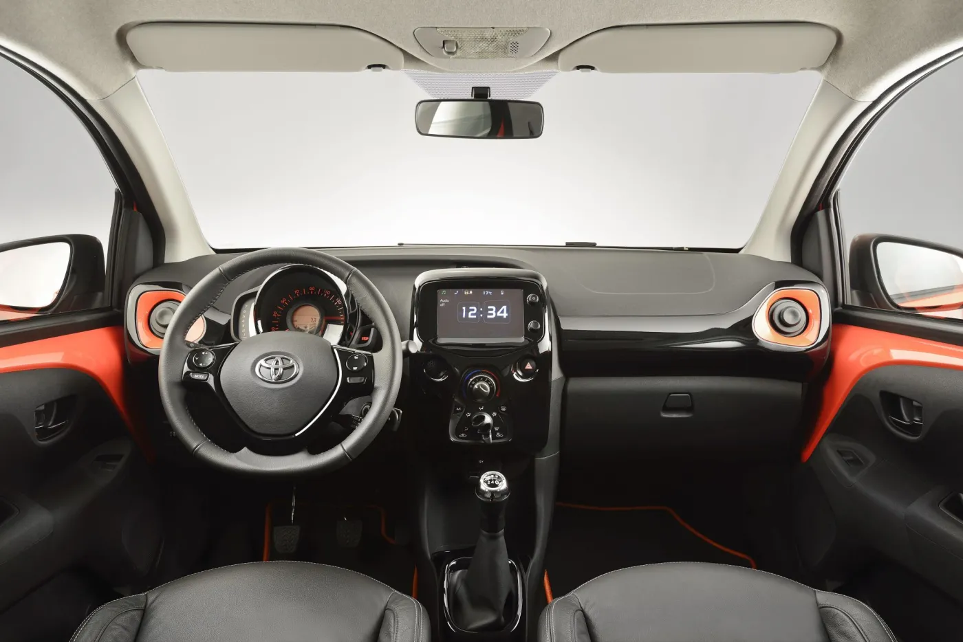 Większa, tańsza i bardziej oszczędna. Nowa toyota aygo już w Polsce. ZDJĘCIA