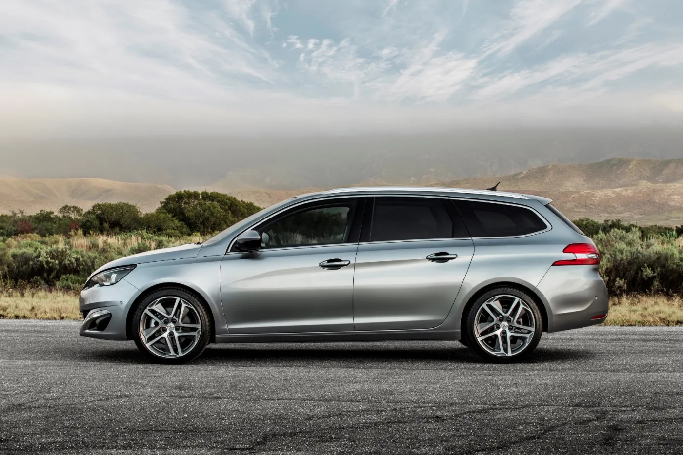 6413607-peugeot-308-sw.jpg