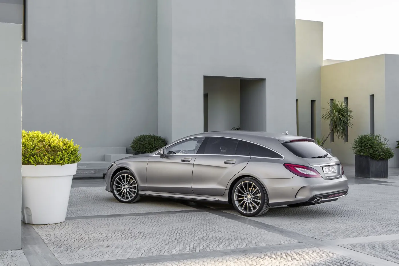 6447985-mercedes-cls.jpg