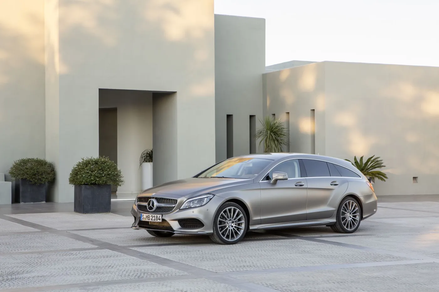 6448172-mercedes-cls.jpg