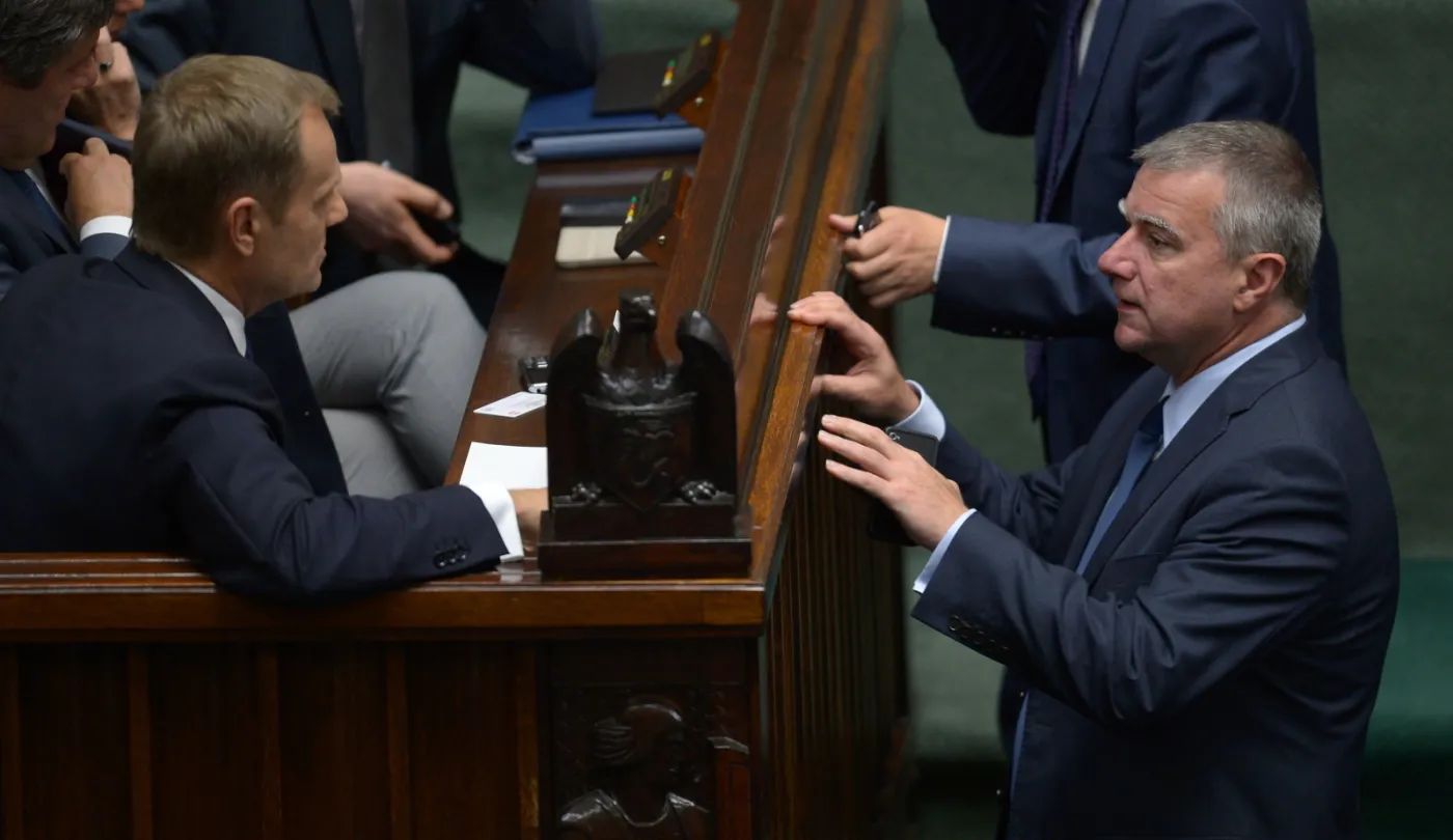 6483452-tusk-gras-sejm.jpg