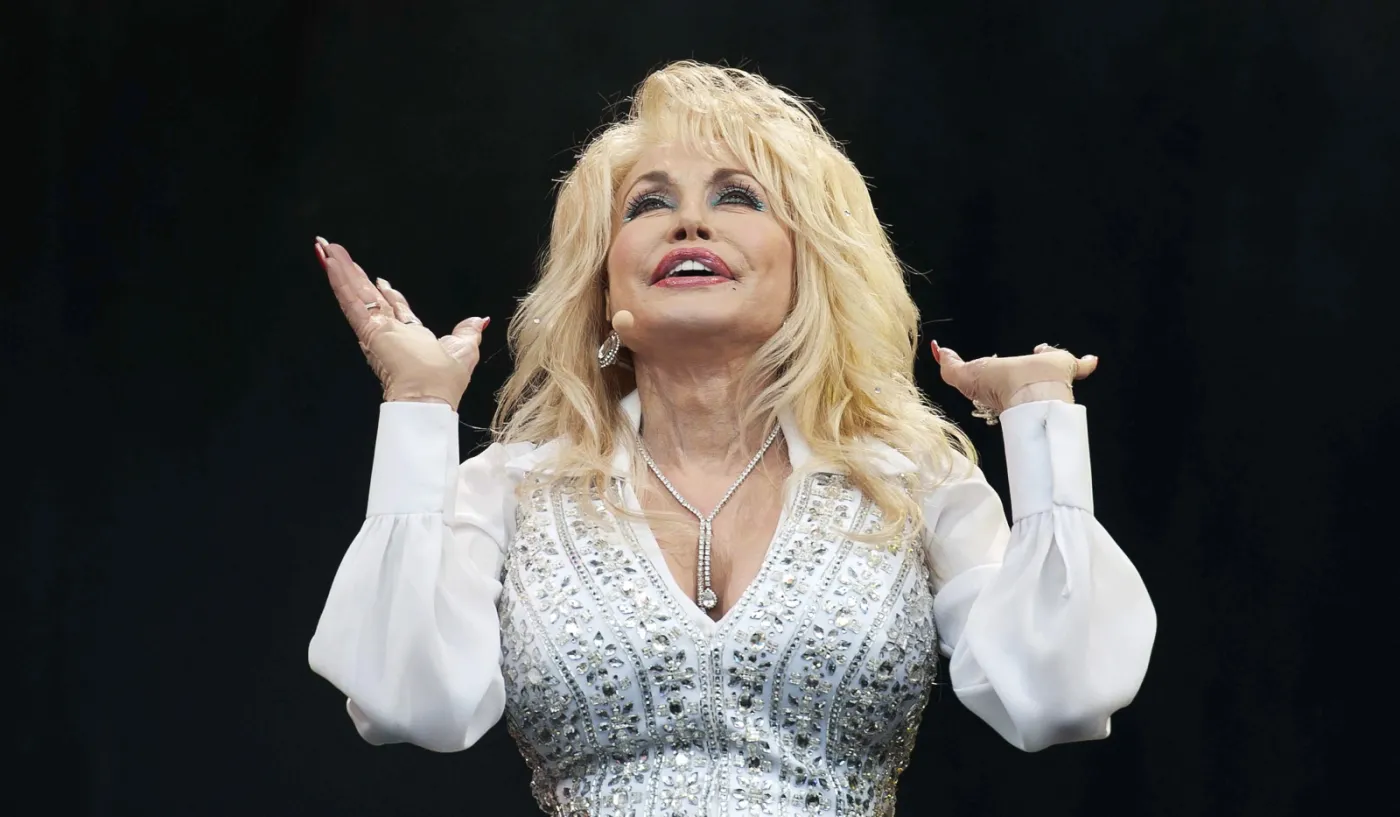 "Dolly przytul mnie do piersi". 68-latka "zakasowała" rockmanów [ZDJĘCIA]