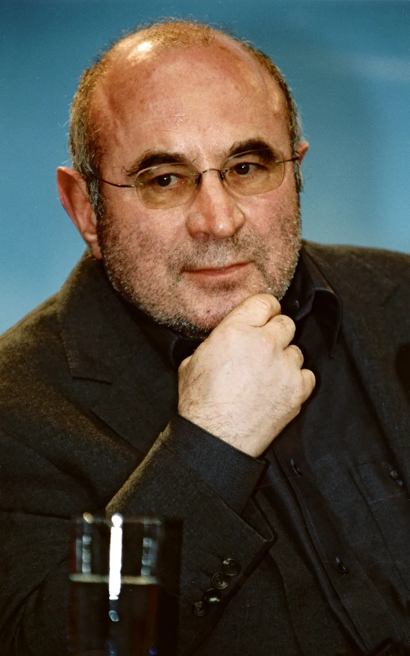 7009392-bob-hoskins.jpg