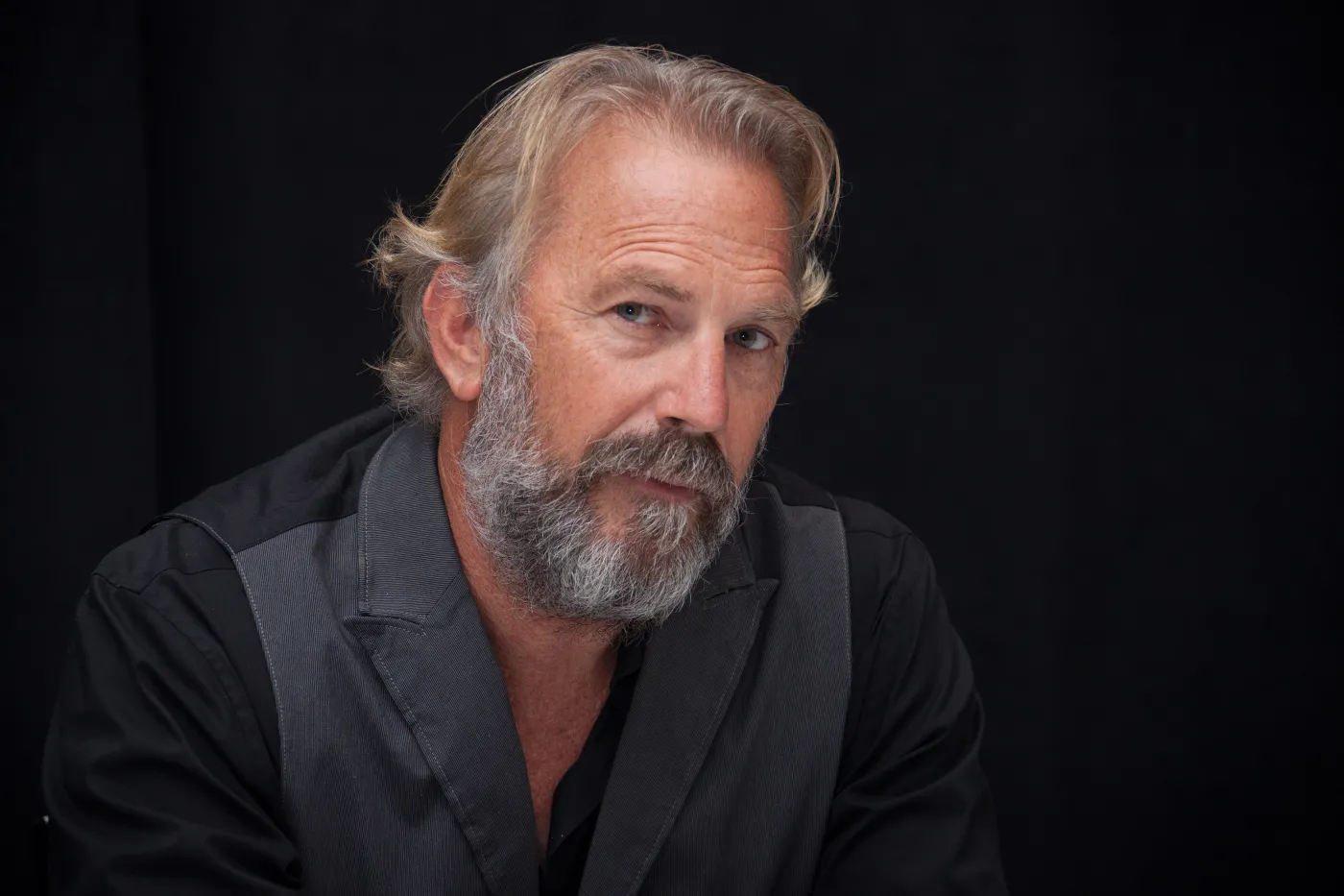 Kevin Costner trenuje licealistów – zobacz!